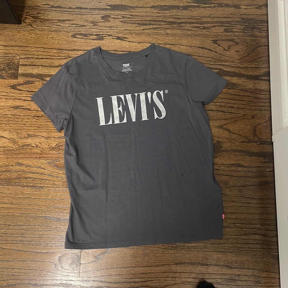gray t-shirt